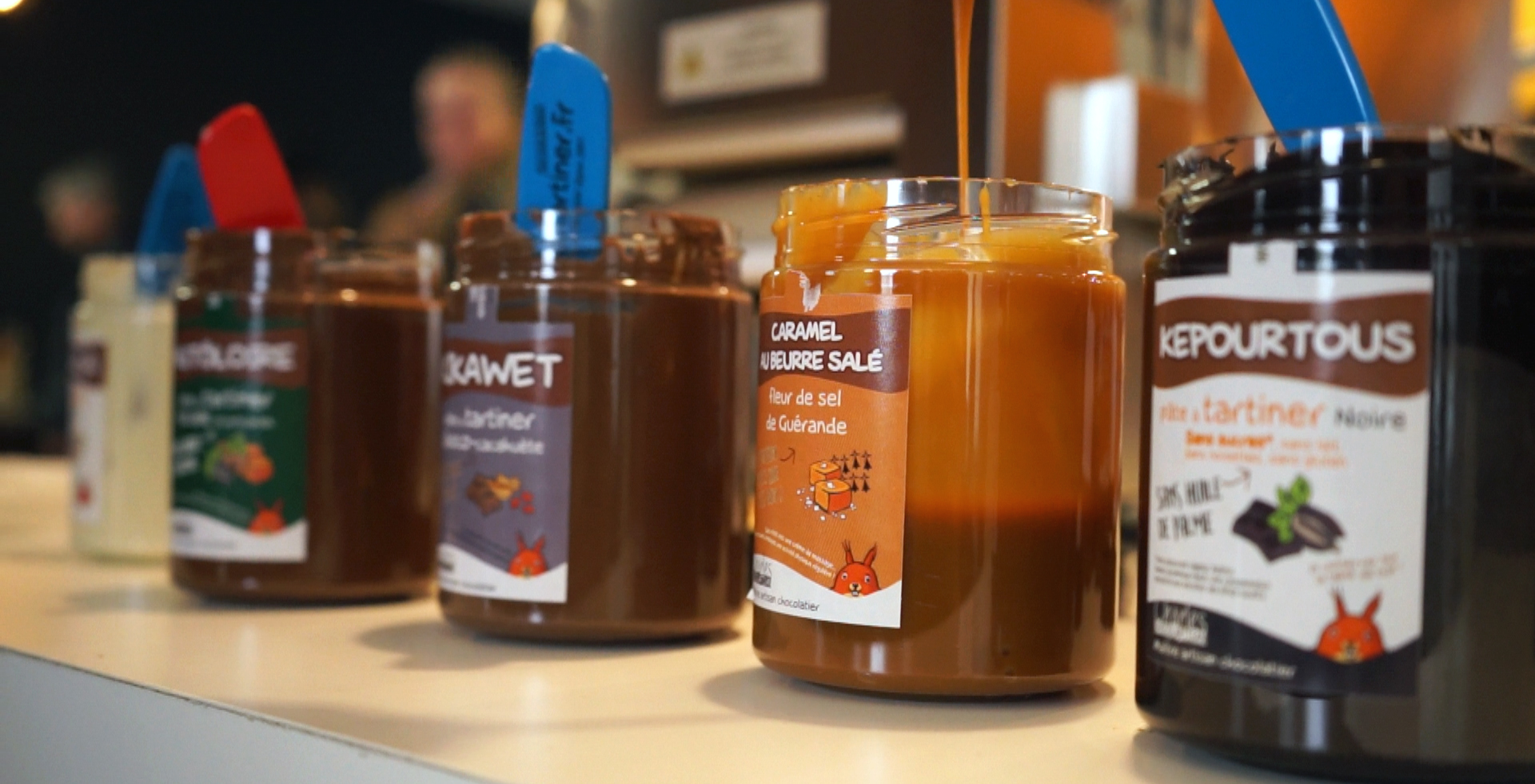 Pots de pâtes à tartiner et caramel au beurre salé ouverts, prêts à être dégustés !